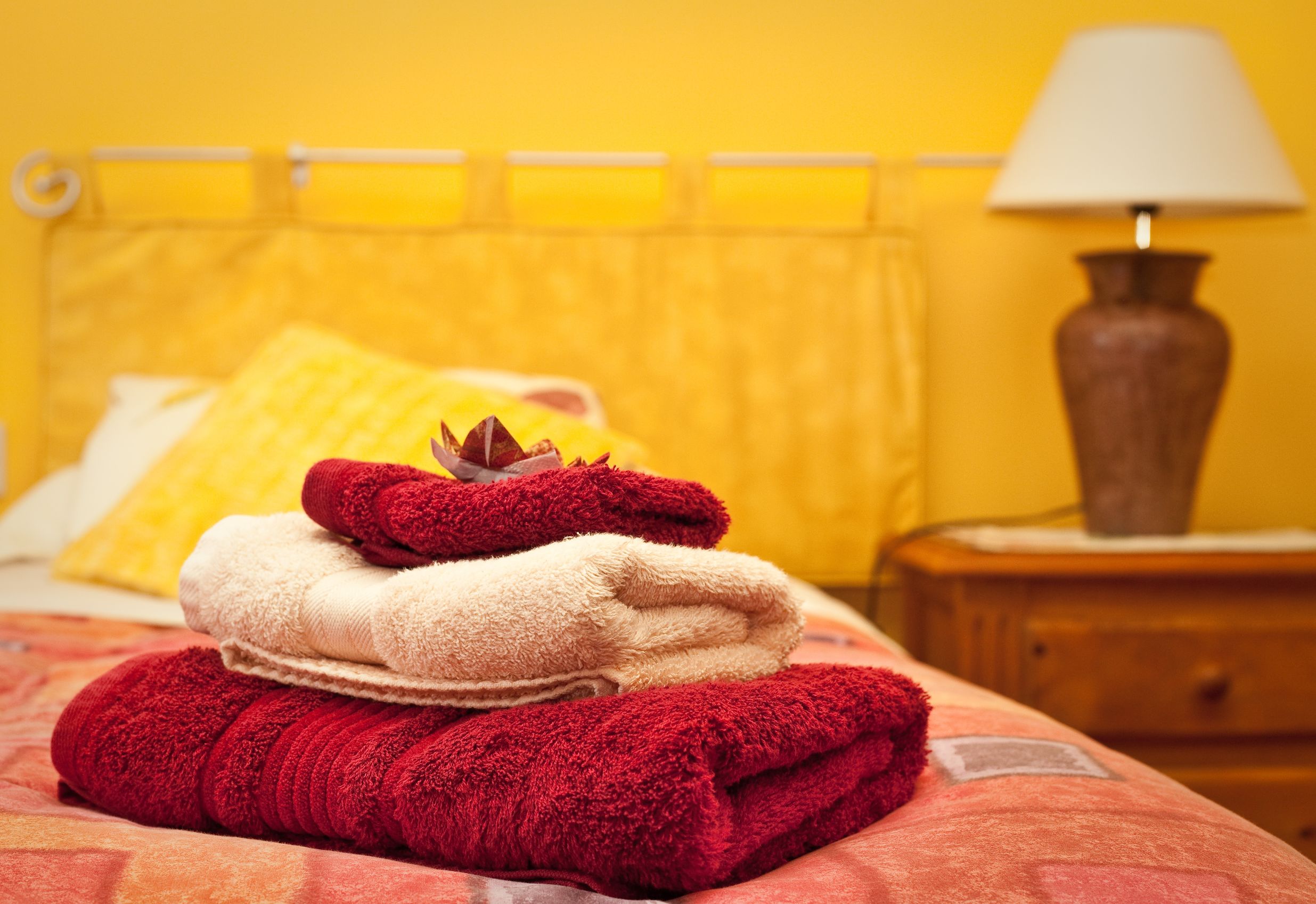 10179898 – a pile of towels on a bed in a hotel room